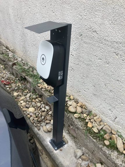 Stojan pre nabíjacie stanice Huawei Wallbox AP22N-EU nainštalovaný