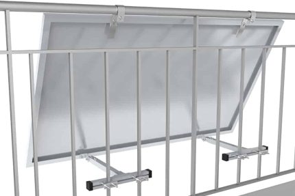 Nastaviteľná balkónová konštrukcia pre fotovoltické panely - zadný pohľad